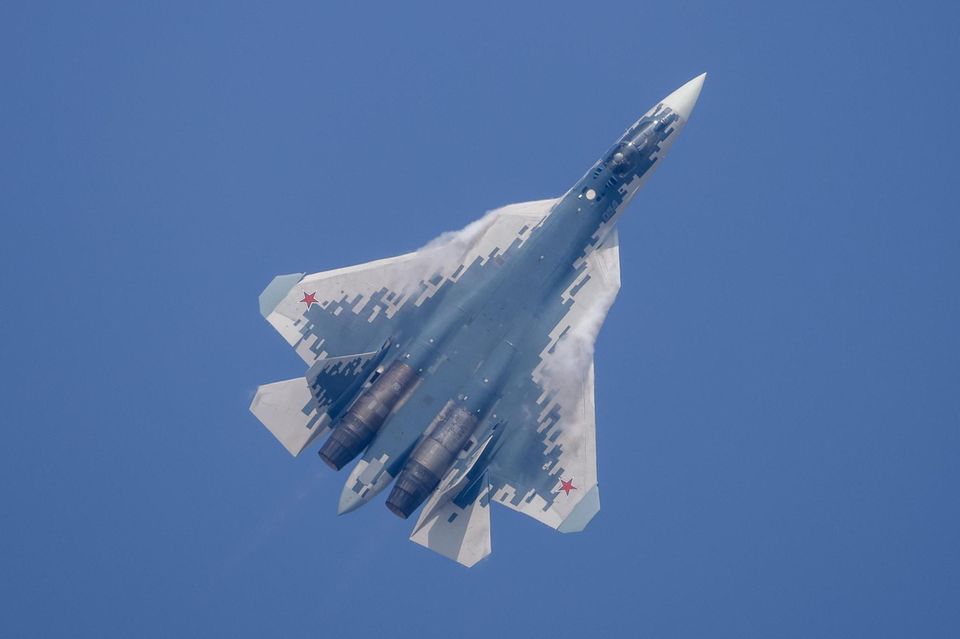 Ein chinesischer Kampfjet fliegt ein Manöver