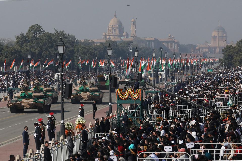 Bei einer Militärparade in Indien fahren Panzer durch die Straßen