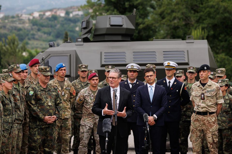 Großbritanniens Premierminister Keir Starmer spricht zu Soldaten