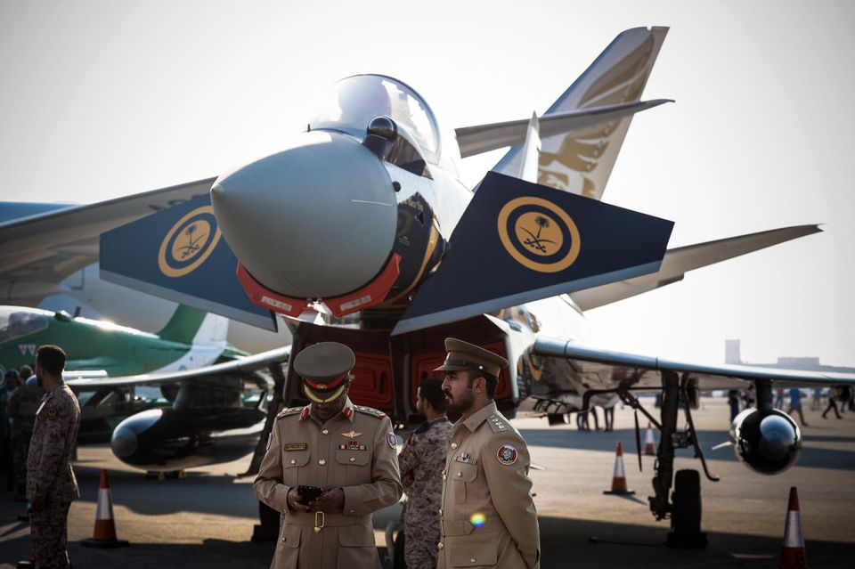 Ein Kampfjet mit dem Wappen von Saudi-Arabien steht auf einer Messe