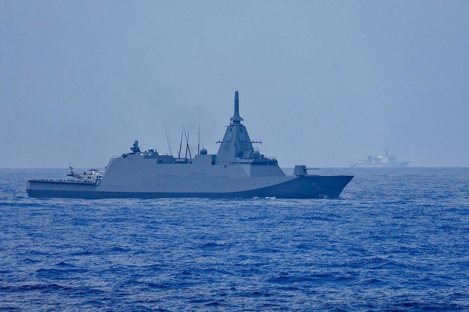 Ein japanisches Militärschiff kreuzt im Meer