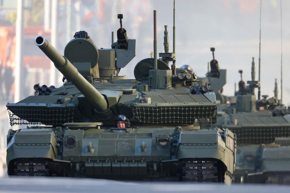 Panzer fahren bei einer russischen Militärparade