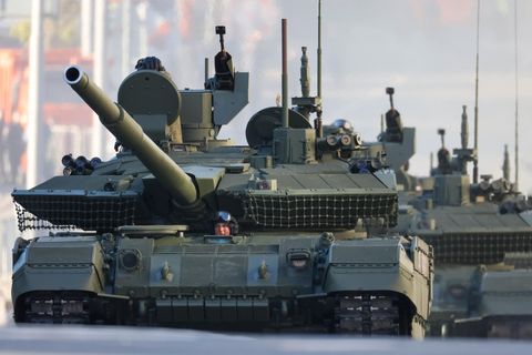 Panzer fahren bei einer russischen Militärparade