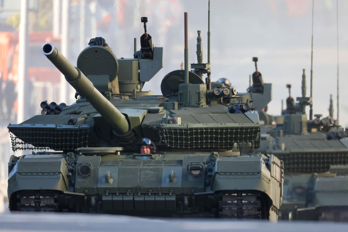 Panzer fahren bei einer russischen Militärparade
