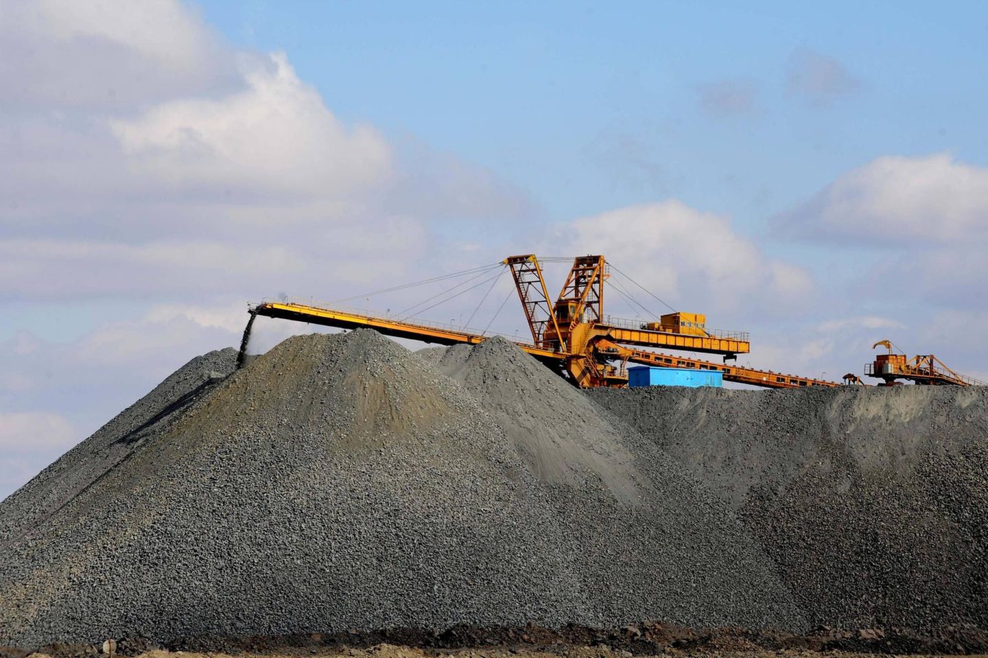 Eine Maschine sortiert Rohstoffe mit hohem Gehalt an Seltenen Erden in einer Mine in Bayan Obo