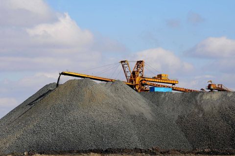 Eine Maschine sortiert Rohstoffe mit hohem Gehalt an Seltenen Erden in einer Mine in Bayan Obo