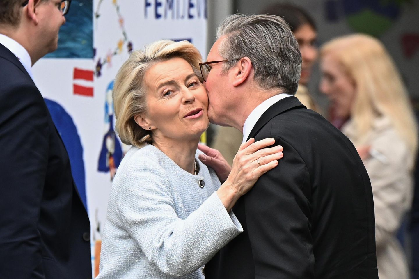 Großbritanniens Premierminister Keir Starmer und EU-Kommissionspräsidentin Ursula von der Leyen deuten einen Wangenkuss an
