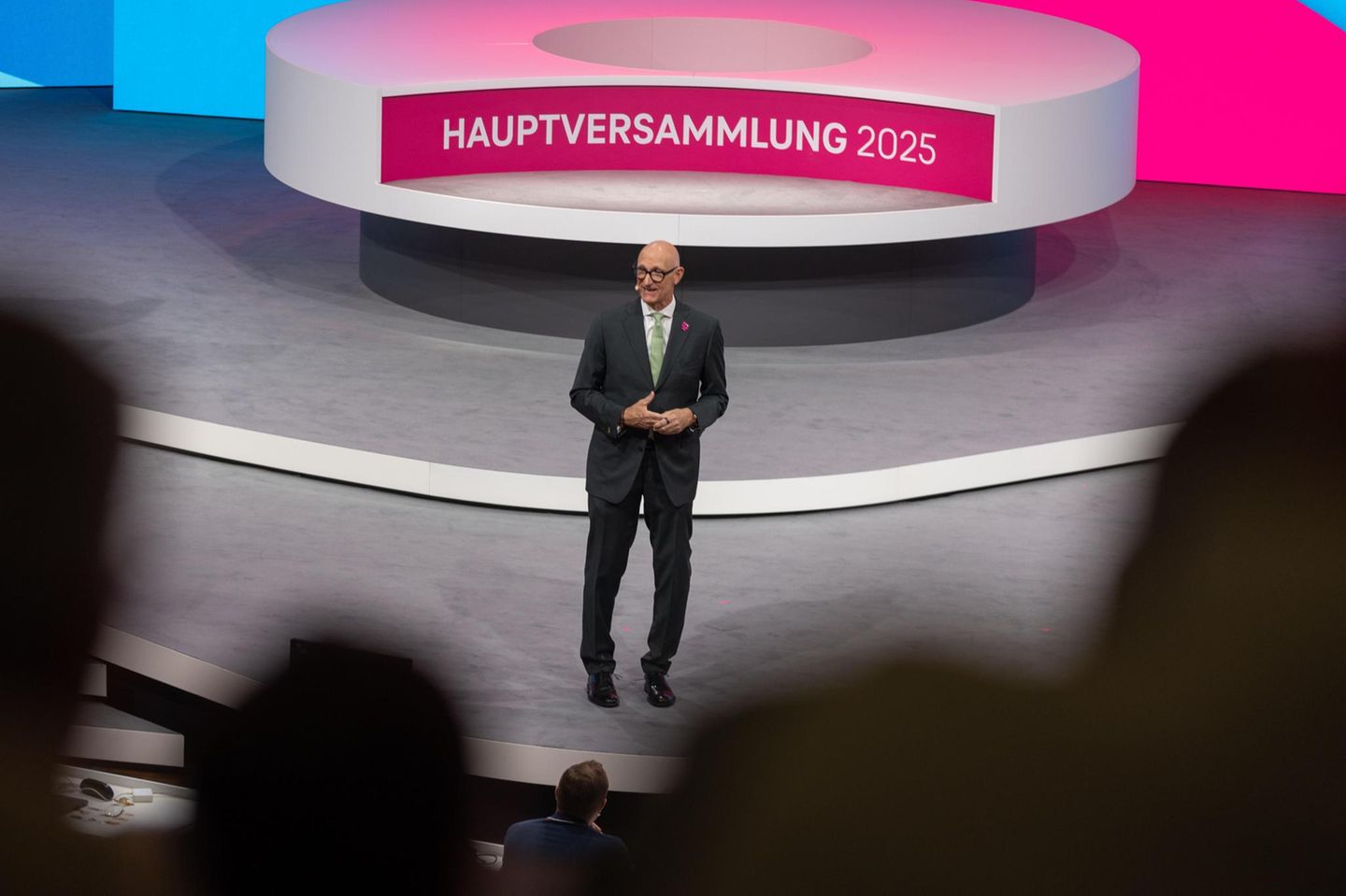 Telekom-Chef Tim Höttges spricht auf der Hauptversammlung zu Aktionären – es ging auch um die Dividende.