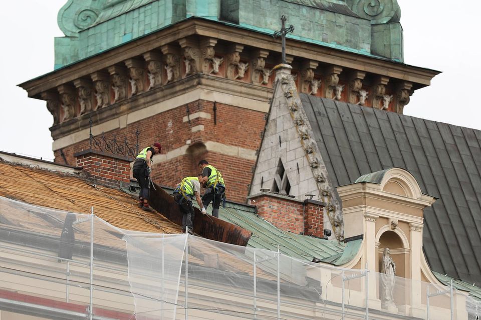 Arbeiter arbeiten am Schloss Wawel in Krakau