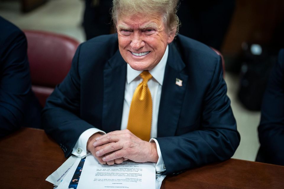 Sitzt auch schon mal vor Gericht: US-Präsident Donald Trump beim Schweigegeld-Prozess um Pornodarstellerin Stormy Daniels im Jahr 2024