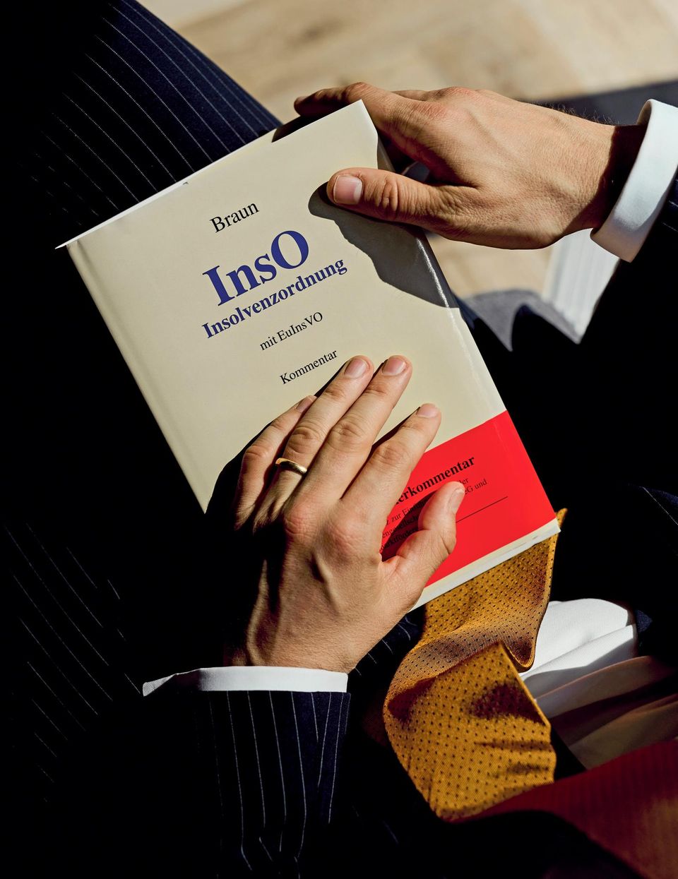 Hände liegen auf der Insolvenzordnung