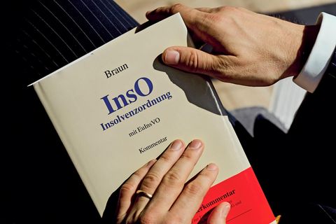 Hände liegen auf der Insolvenzordnung