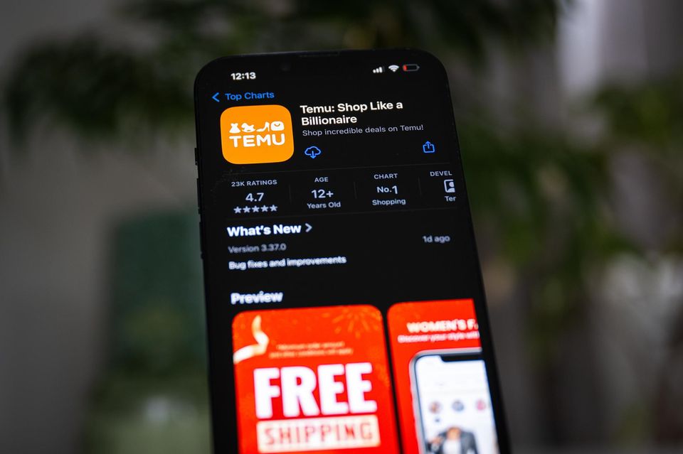 Auf einem Smartphone ist die Temu-App zum Download zu sehen