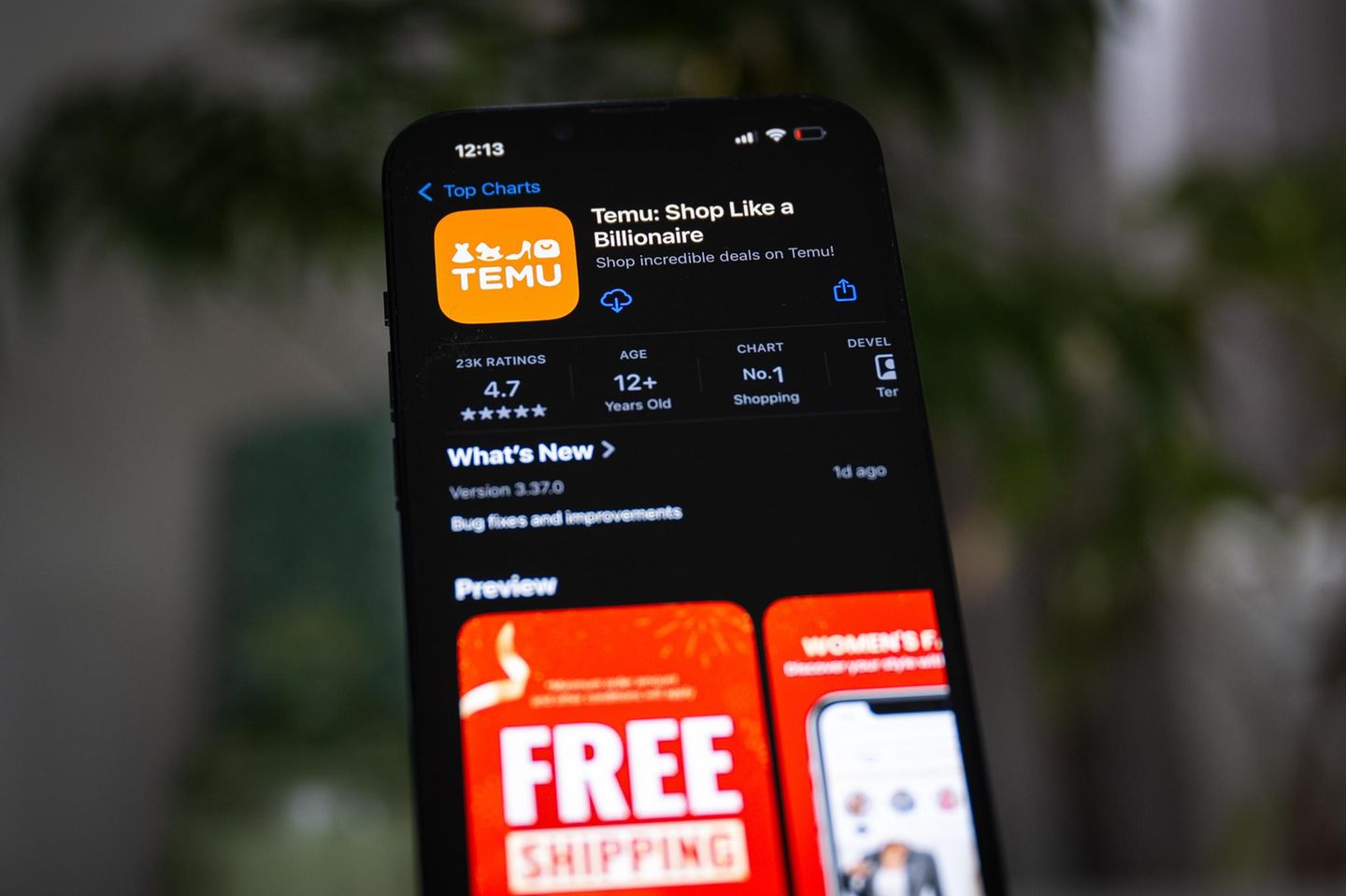 Auf einem Smartphone ist die Temu-App zum Download zu sehen