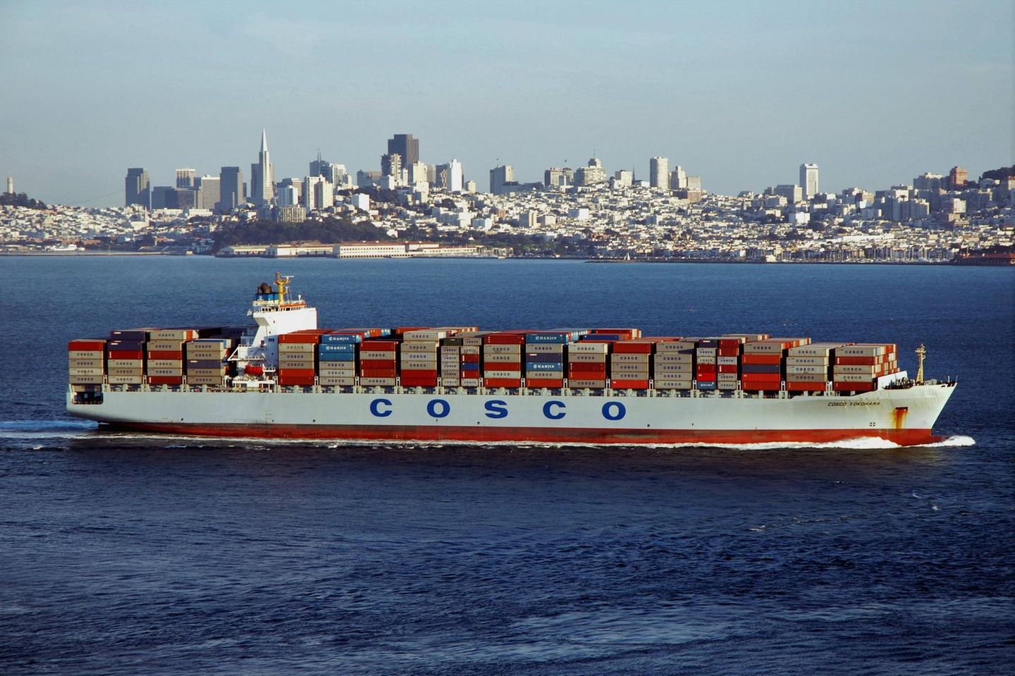 Chinesisches Containerschiff vor San Francisco – ein eher seltenes Bild während der von Donald Trump verhangenen Zölle gegen chinesische Importe.