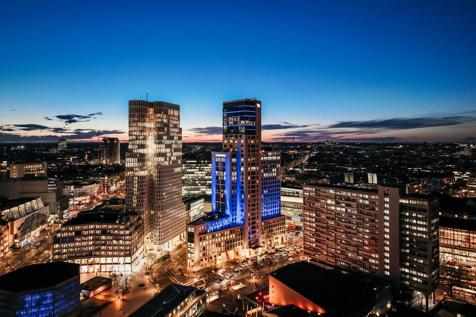 Waldorf Astoria'ya ev sahipliği yapan 118 metre yüksekliğindeki Zoofenster Kulesi, Berlin'in en yüksek binalarından biridir