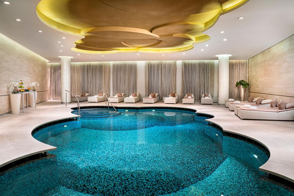 Bulut havuzuna sahip modern spa alanı markanın bakım ürünlerini kullanıyor