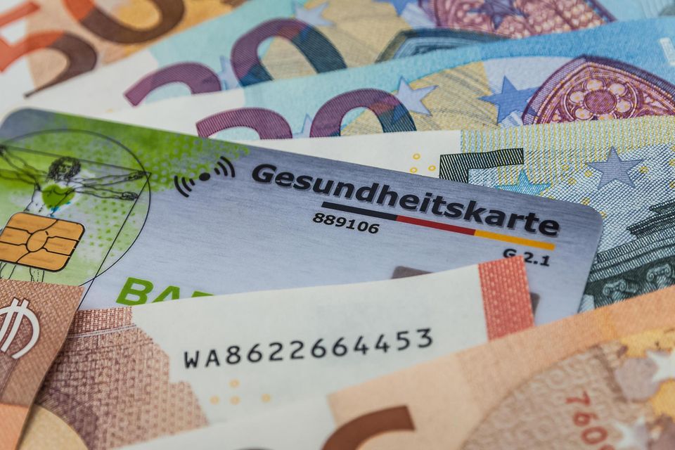 Gesetzliche Versicherte müssen mit einer Beitragserhöhung in der Krankenkasse und Pflegeversicherung rechnen