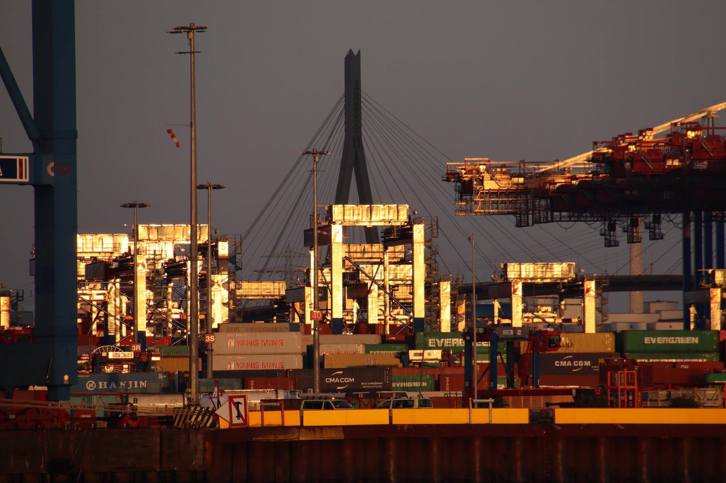 Containerumschlag am Hamburger Hafen. Vor allem die Exporte haben die deutsche Wirtschaft im ersten Quartal wachsen lassen.