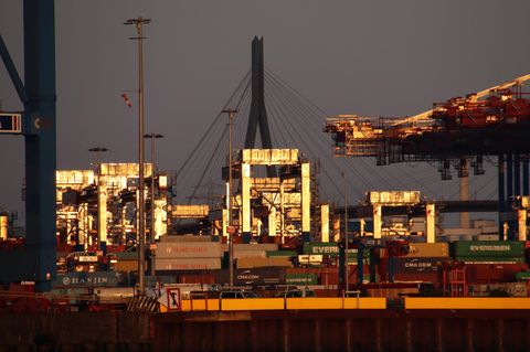 Containerumschlag am Hamburger Hafen. Vor allem die Exporte haben die deutsche Wirtschaft im ersten Quartal wachsen lassen.
