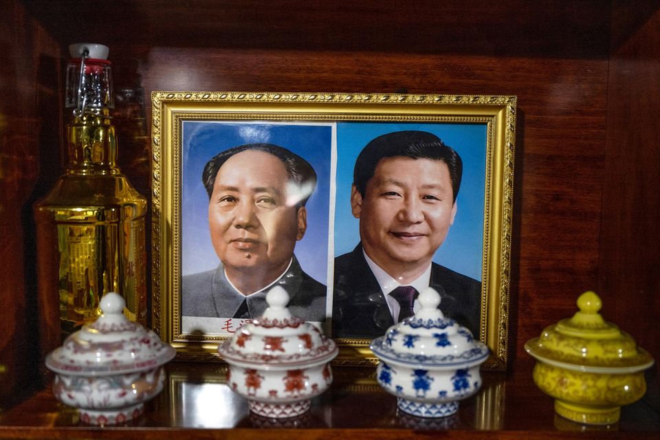 Vereint auf der Anrichte: Staatsgründer Mao (l.) und Präsident Xi