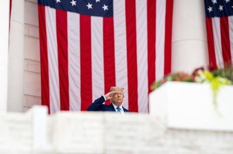 US-Präsident Donald Trump salutiert beim Memorial Day vor einer riesigen US-Fahne