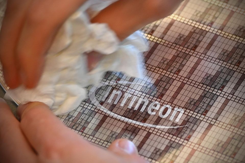 Firmenlogo von Infineon auf einem Waver wird poliert