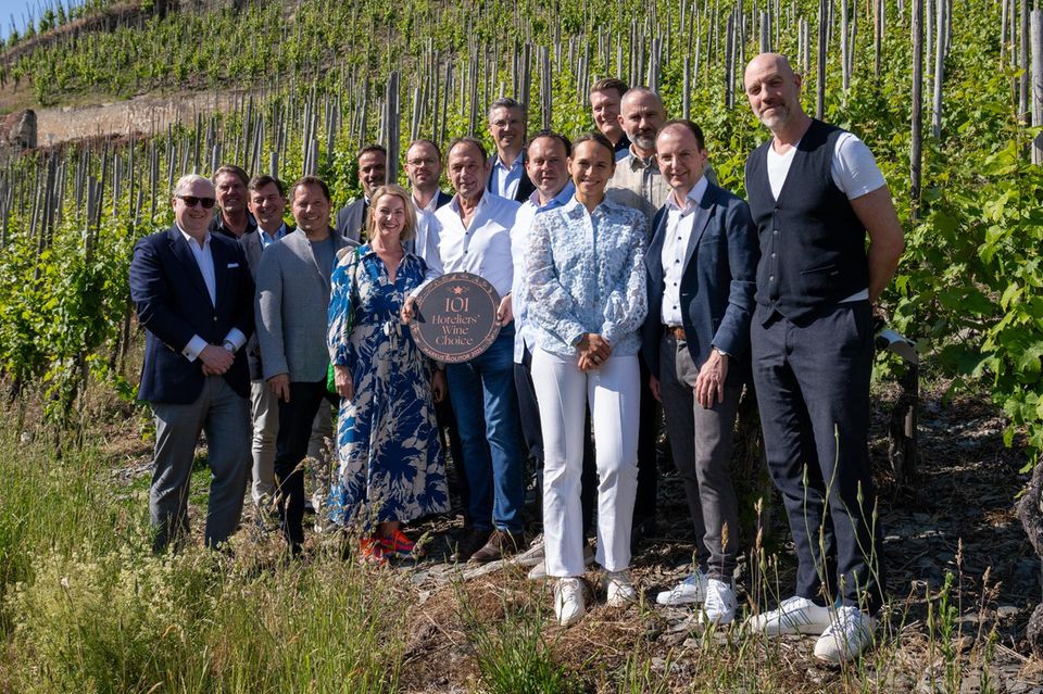 After the selection of the first “The 101 Wine Choice” wine, a visit to its steep slope on the Mosel follows