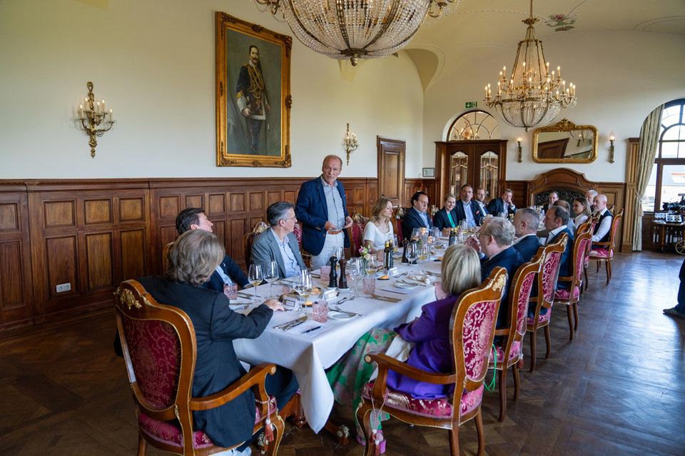 This time the four-course dinner in the castle will be accompanied by selected Molitor wines