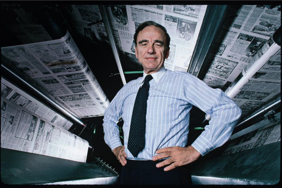 Rupert Murdoch, 1985 yılında tabloid gazetesi “New York Post”un matbaasının önünde.