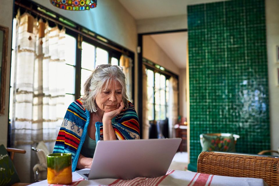 Impostos e pensões: mulher no laptop