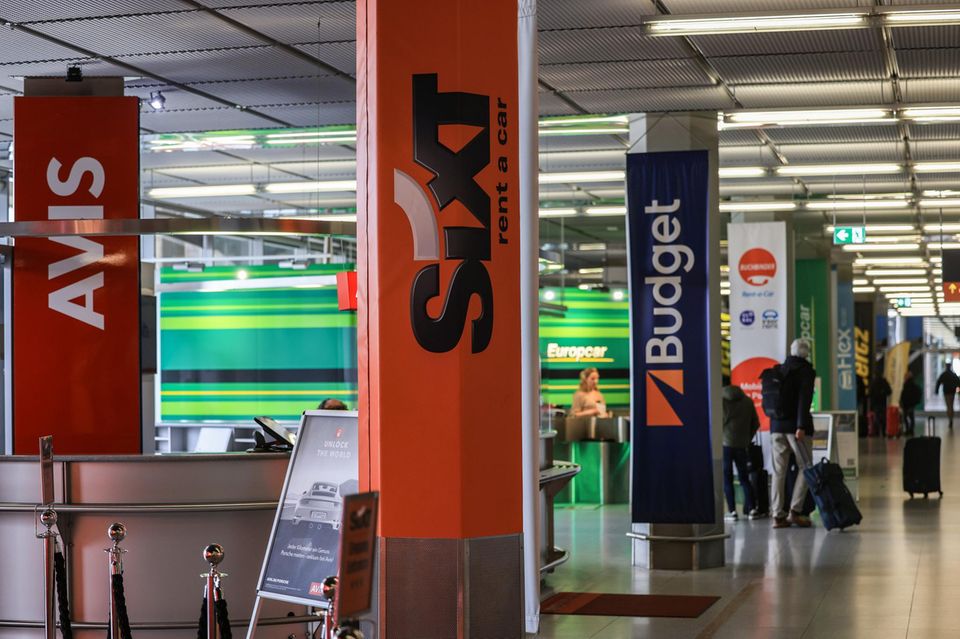 Schilder von Mietwagen-Anbietern am Flughafen