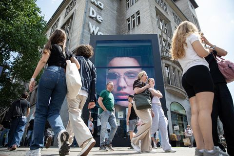 Menschen vor dem Kaufhaus KaDeWe in Berlin