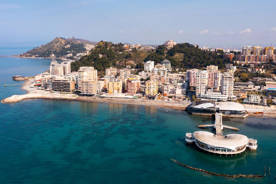 Geht es rein nach dem Sparpotenzial, ist die Reiseempfehlung der Statistiker eindeutig: Südosteuropa, genauer gesagt, der Balkan. Albanien und Nordmazedonien kamen im Vergleich der für deutschen Urlauber günstigsten Reiseziele in Europa auf Platz eins. Übernachtungen und Restaurantbesuche kosteten den Angaben zufolge zuletzt in den Nachbarländern jeweils 52 Prozent weniger als in Deutschland. 