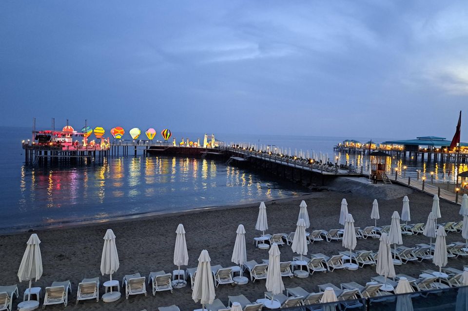 Die Inflation in der Türkei ist zwar wieder gesunken, liegt aber weiterhin auf hohem Niveau. Verglichen mit Ferien zwischen Nordsee und Alpen aber ist ein Urlaub in der Türkei meist deutlich günstiger, wie die Statistiker errechneten. Der Analyse zufolge sind Ferien in der Türkei aktuell rund 31 Prozent billiger als in Deutschland. 