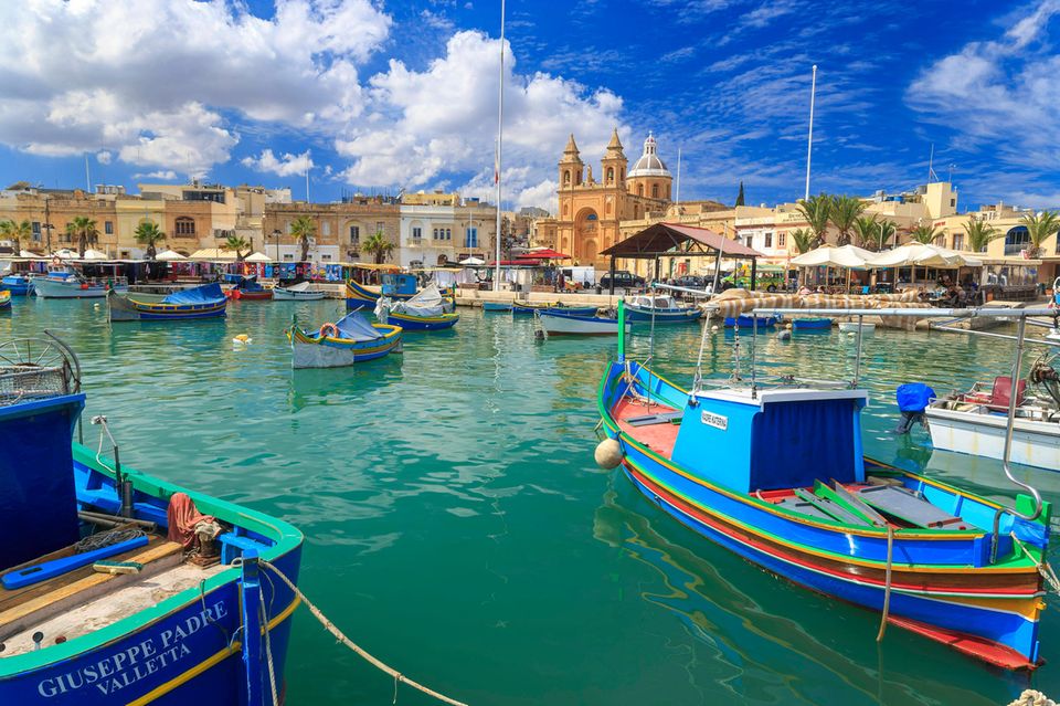 Wen es in die Sonne ans Mittelmeer zieht, der hat den Flug aufgrund der niedrigeren Preise vor Ort möglicherweise schnell wieder raus. Dieses Argument trifft laut Destatis auch bei Malta zu. Denn dort kosteten Essengehen und Übernachten zuletzt im Schnitt 30 Prozent weniger als in Deutschland. 