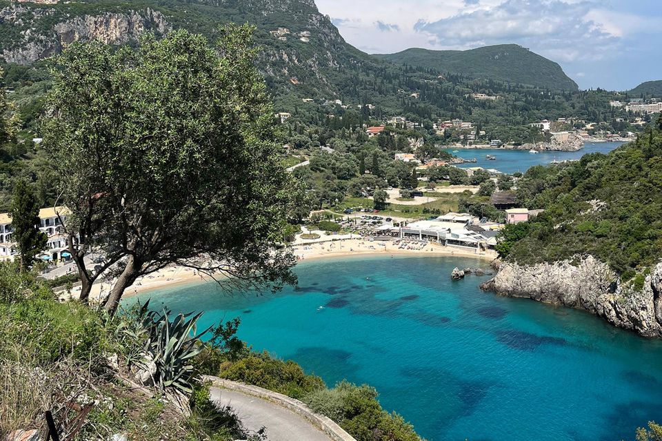 Die Statistikbehörde hat 26 europäische Urlaubsländer ausgewählt und mit dem Preisniveau in Deutschland verglichen. 16 von ihnen wurden für günstiger befunden. Zu ihnen gehörten einige der populärsten Urlaubsländer Europas, wie Platz neun für Griechenland zeigt. Dort waren Restaurantbesuche und Hotelaufenthalte im März 2025 den Angaben zufolge durchschnittlich 22 Prozent günstiger als hierzulande. 