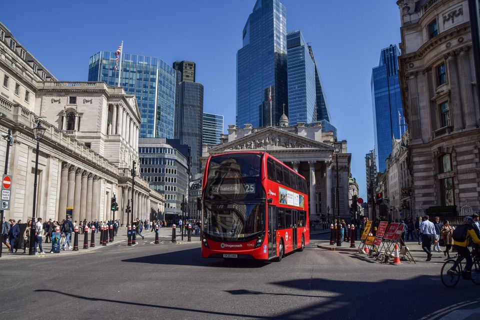 Ein Bus fährt neben der Bank of England vorbei
