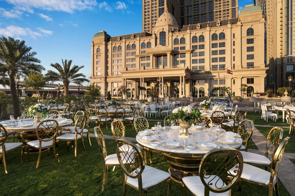 Die Gartenfläche des „Al Habtoor Palace“ dient als großzügige Bühne für opulente Events und Hochzeiten