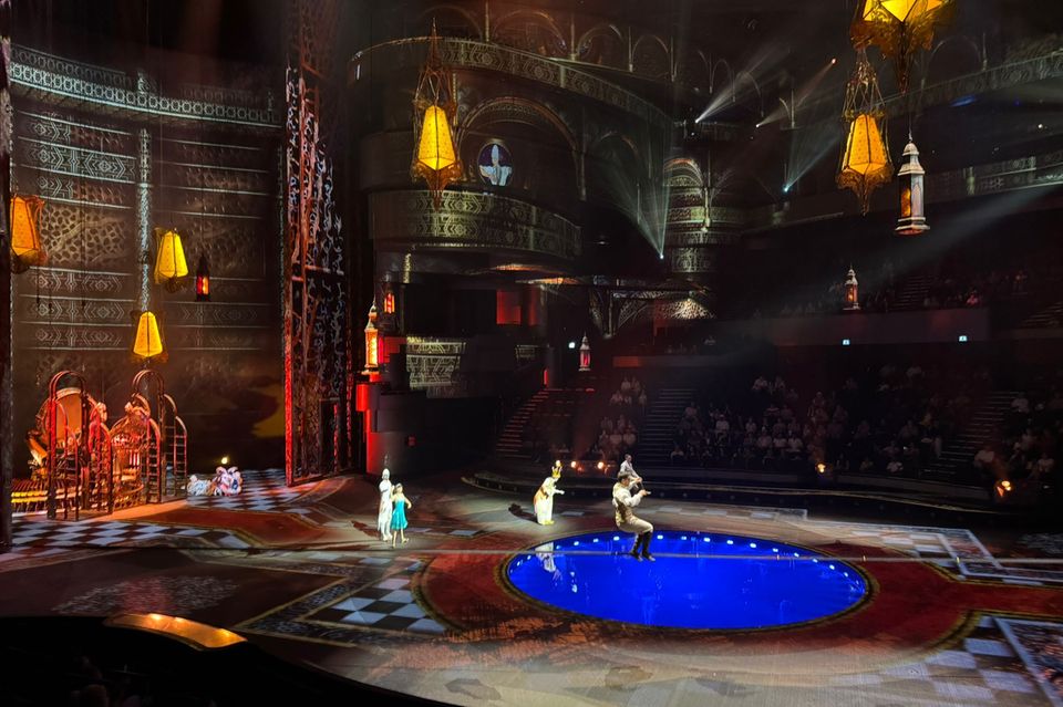 El espectáculo “La Perle” encanta con espectaculares acrobacias, acrobacias en el agua y visuales de ensueño.
