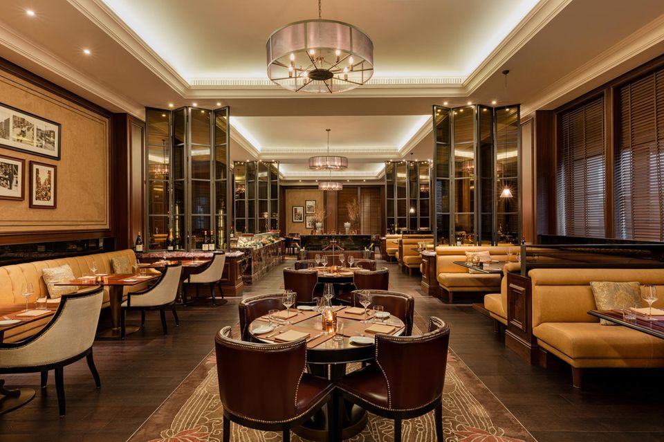 El interior del “World Cut Steakhouse” está dominado por la madera oscura, la luz suave y la cultura de mesa perfecta.