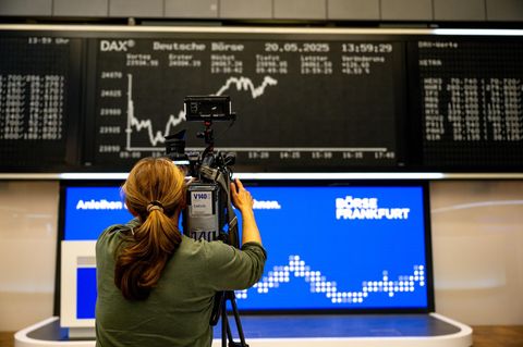 Auf einer Anzeigetafel wird die Kurve des deutschen Aktienindex (DAX) dargestellt