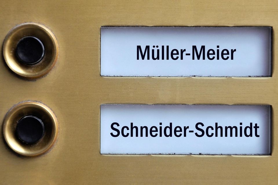 Auf zwei Klingelschildern stehen die Doppelnamenamen Müller-Meier und Schneider-Schmidt