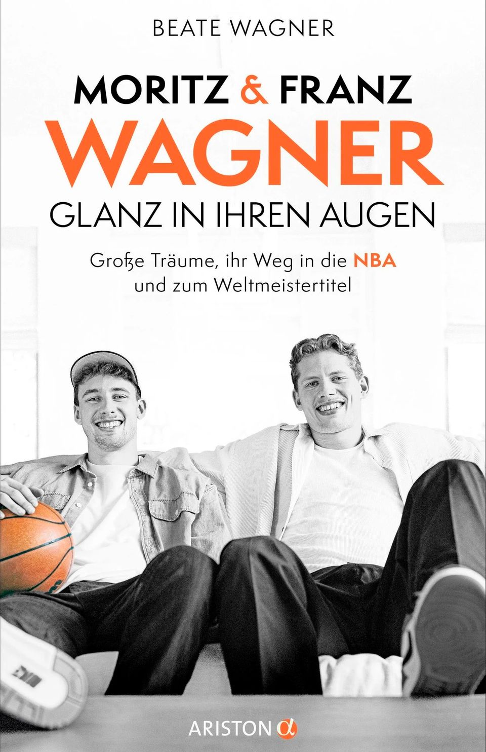 Beate Wagner: „Moritz & Franz Wagner – Glanz in ihren Augen“  Nur „einen Steinwurf von ihrem Kinderzimmer entfernt“ wurden die Brüder Moritz und Franz Wagner zu Profi-Basketballern. Auf ihrem Weg in die NBA und die Weltmeister-Nationalmannschaft half ihnen aber nicht etwa eine zielorientierte Erziehung, sondern vor allem eine tiefe familiäre und wartebasierte Verwurzelung. In ihrem Buch blickt ihre Mutter Beate Wagner berührend und authentisch auf die Geschichte ihrer Sportfamilie zurück, beschreibt den Zauber des Erfolgs – und wie sie trotz des Ruhms normal bleiben.