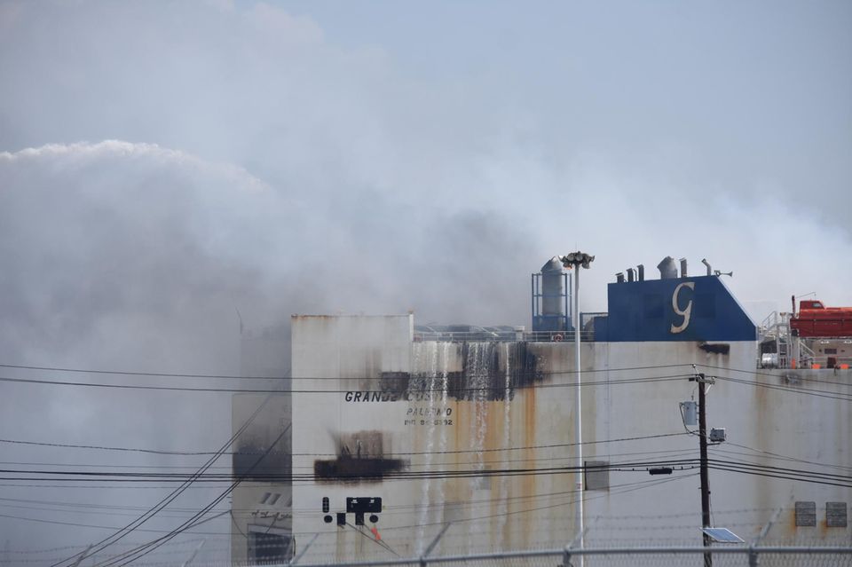 Ein schweres Feuer brach am 5. Juli 2023 auf dem Autofrachter Grande Costa D’Avorio im Hafen von Newark (USA) aus. Auslöser war ein überhitzter Jeep Wrangler, der als Schiebefahrzeug an Bord genutzt wurde – obwohl er nicht für den industriellen Einsatz vorgesehen war. Zwei Feuerwehrleute kamen beim Einsatz ums Leben, sechs weitere wurden verletzt. Der Brand dauerte mehrere Tage und verursachte Sachschäden von über 23 Mio. Dollar. Ein späterer Untersuchungsbericht stellte erhebliche Mängel beim Brandschutz an Bord sowie bei der Einsatzvorbereitung der Feuerwehr fest.