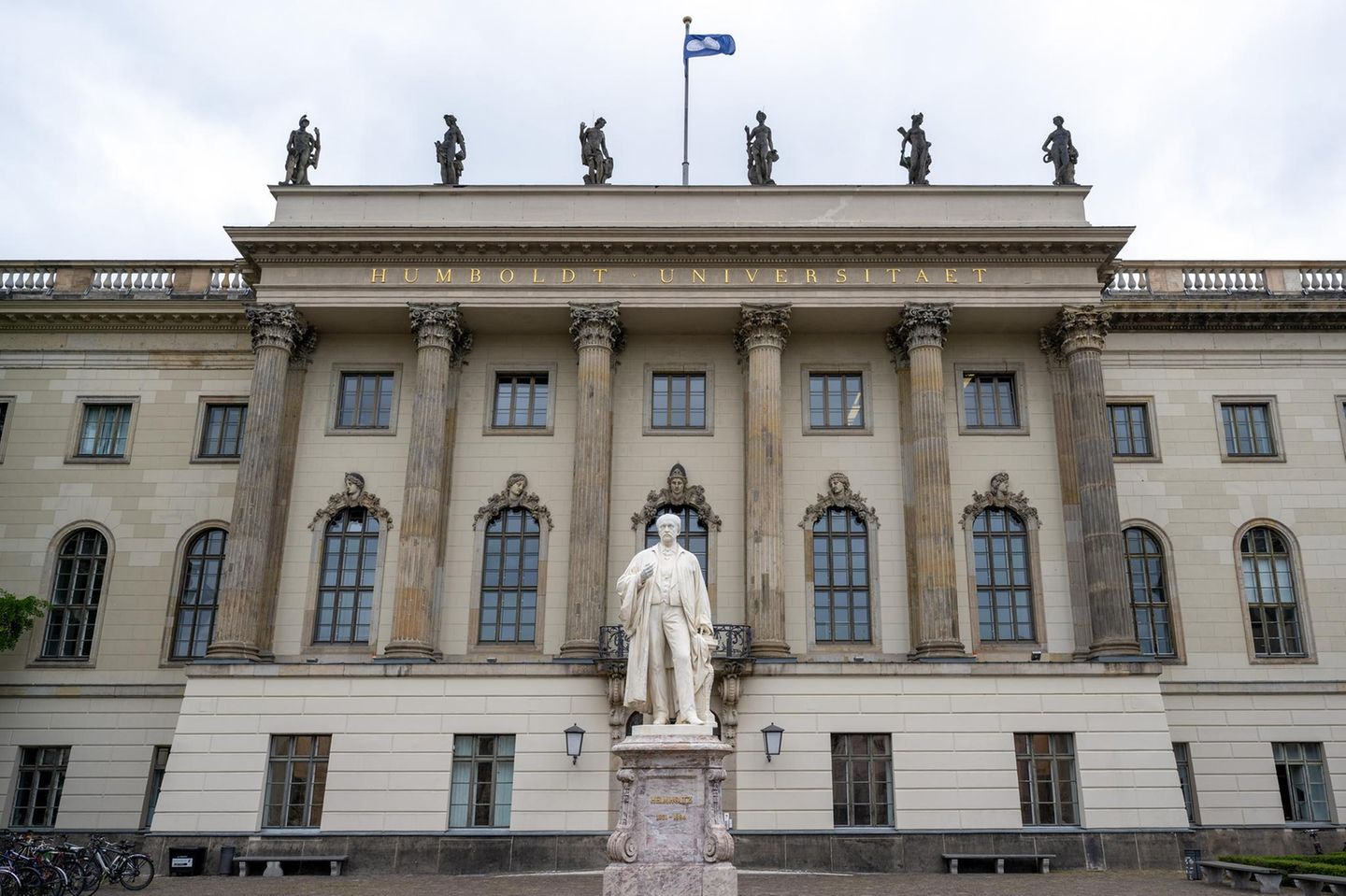 Das Hauptgebäude der Humboldt-Universität an der Straße Unter den Linden in Berlin