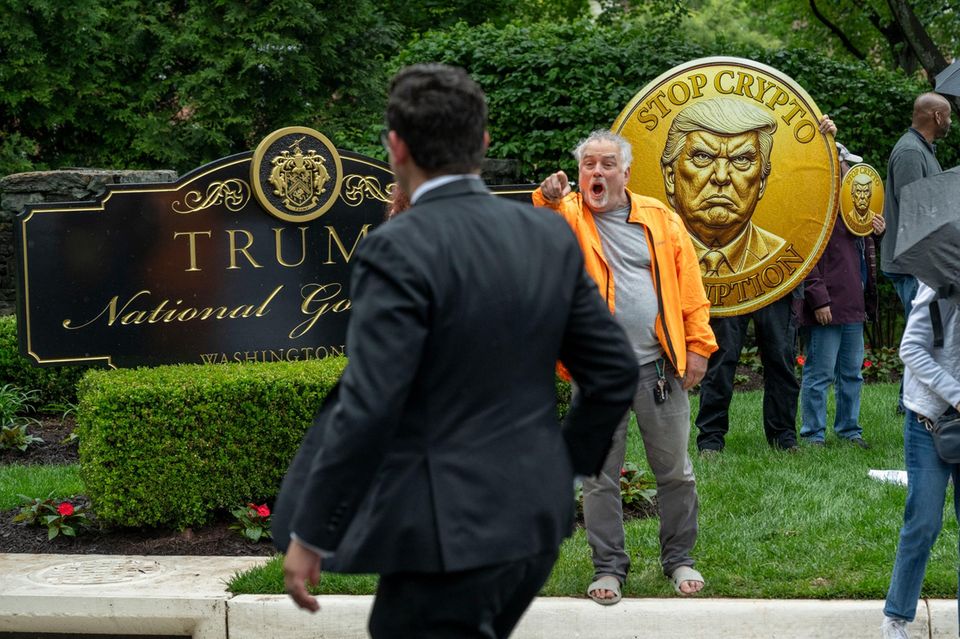 Ein Teilnehmer auf dem Weg zu Trumps Krypto-Dinner am 22. Mai, begleitet von Protesten der Aktivistengruppe „Our Revolution“