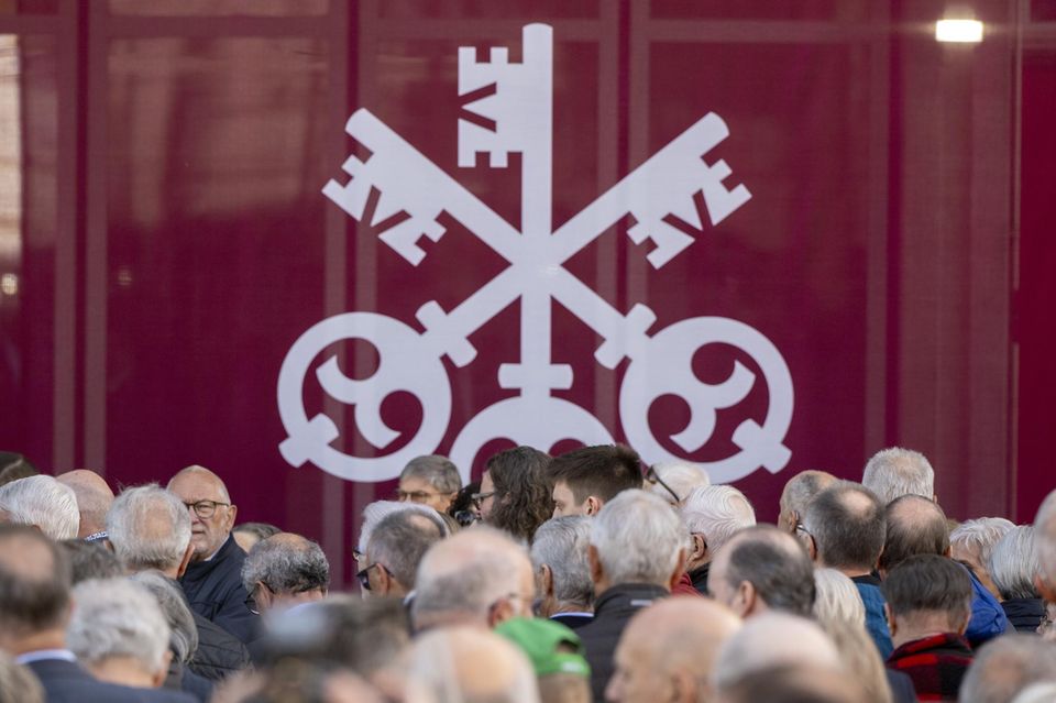 Menschen stehen vor einem UBS-Logo