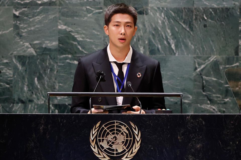 Geburtsdatum: 12.9.1994  Follower Social Media: 47,1 Mio. (Instagram)  Solohits: „Stop The Rain (Tablo x RM)“ (2025), „Wild Flower (feat. FRNK)“ (2022), „Seoul“ (2018)  Militärdienst: 11.12.2023 bis 10.6.2025  Privatvermögen (geschätzt): circa 20 Mio. US-Dollar  Foto oben: RM bei einer Rede vor den Vereinten Nationen in New York (2021)