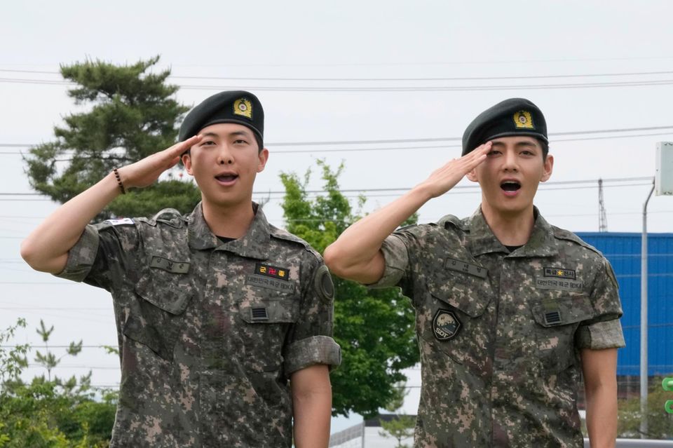 Die BTS-Mitglieder RM (links) und V salutieren nach ihrer Entlassung aus dem Militärdienst in der südkoreanischen Stadt Chuncheon